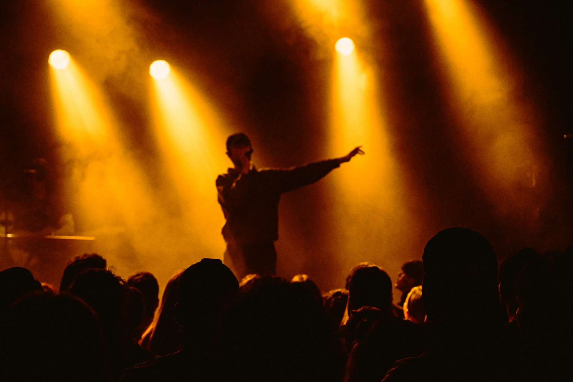 Kaky devant la foule, sous les projecteurs lors de son concert à Nantes.