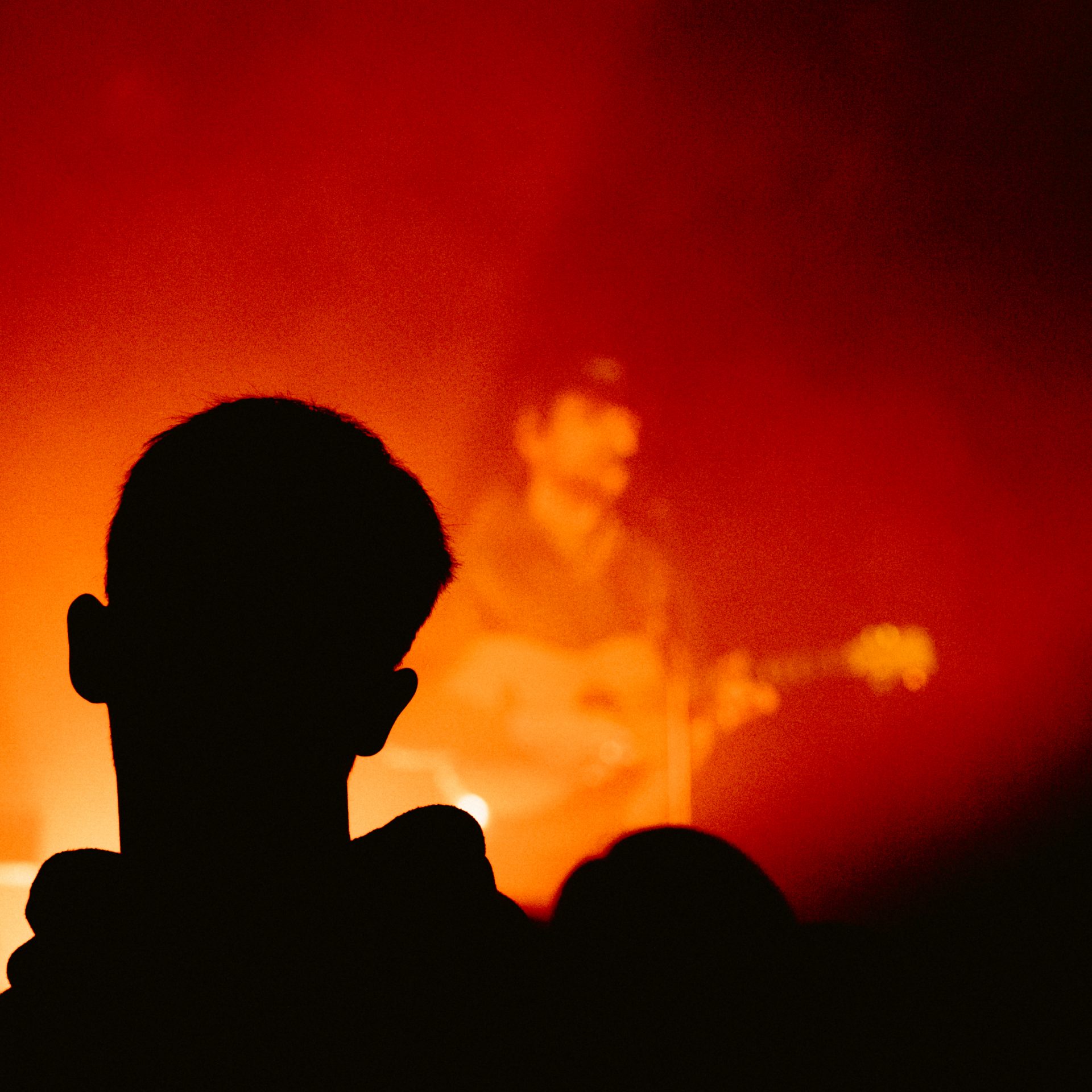 Un garçon du public semble happé par kaky