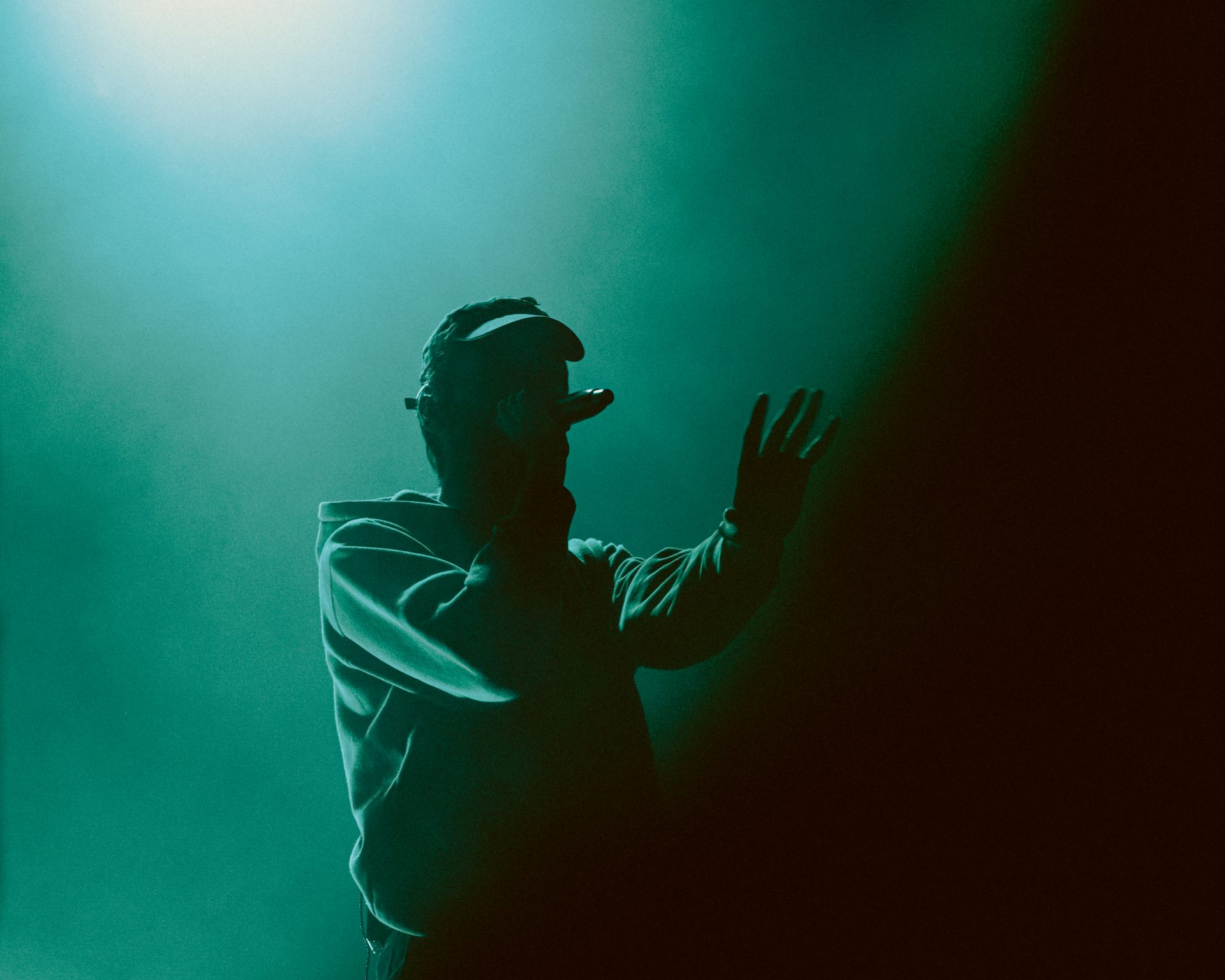 Kaky chantant et utilisant ses mains.