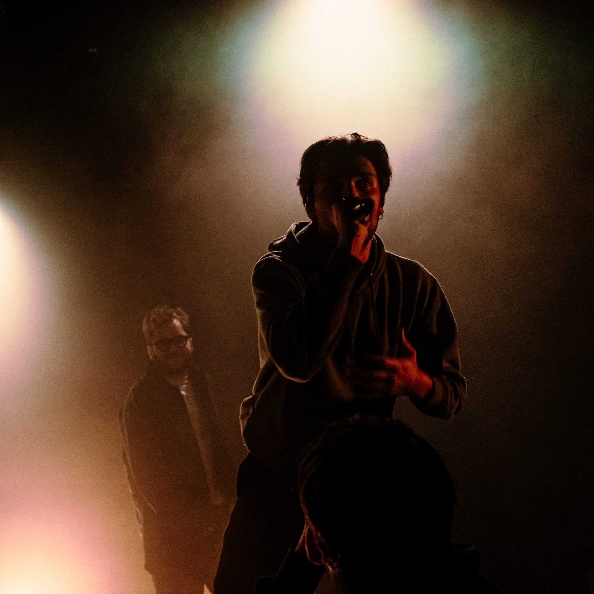 Kaky chantant à pleine voix en premier plan et Achile au second plan