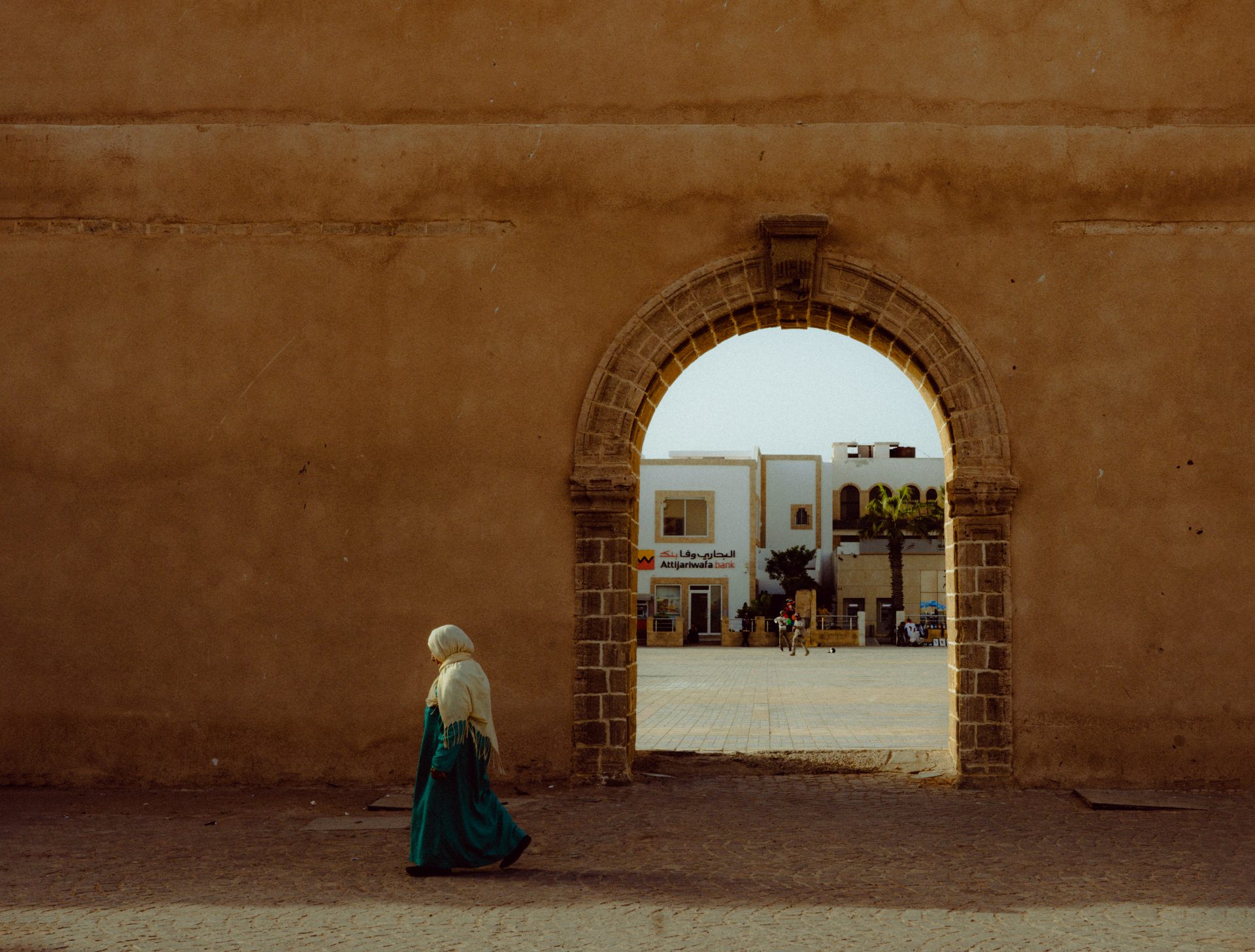 Une femme voilée passe devant l'ouverture de l'un des murs d'Essaouira