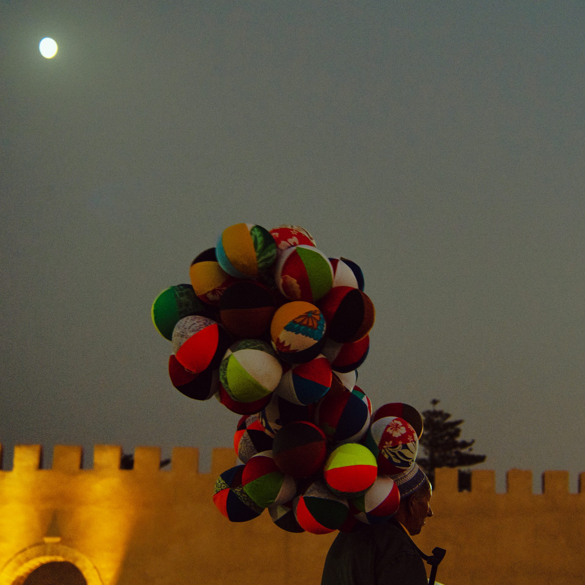 Un vendeur de ballon à la nuit tombée à Essaouira.