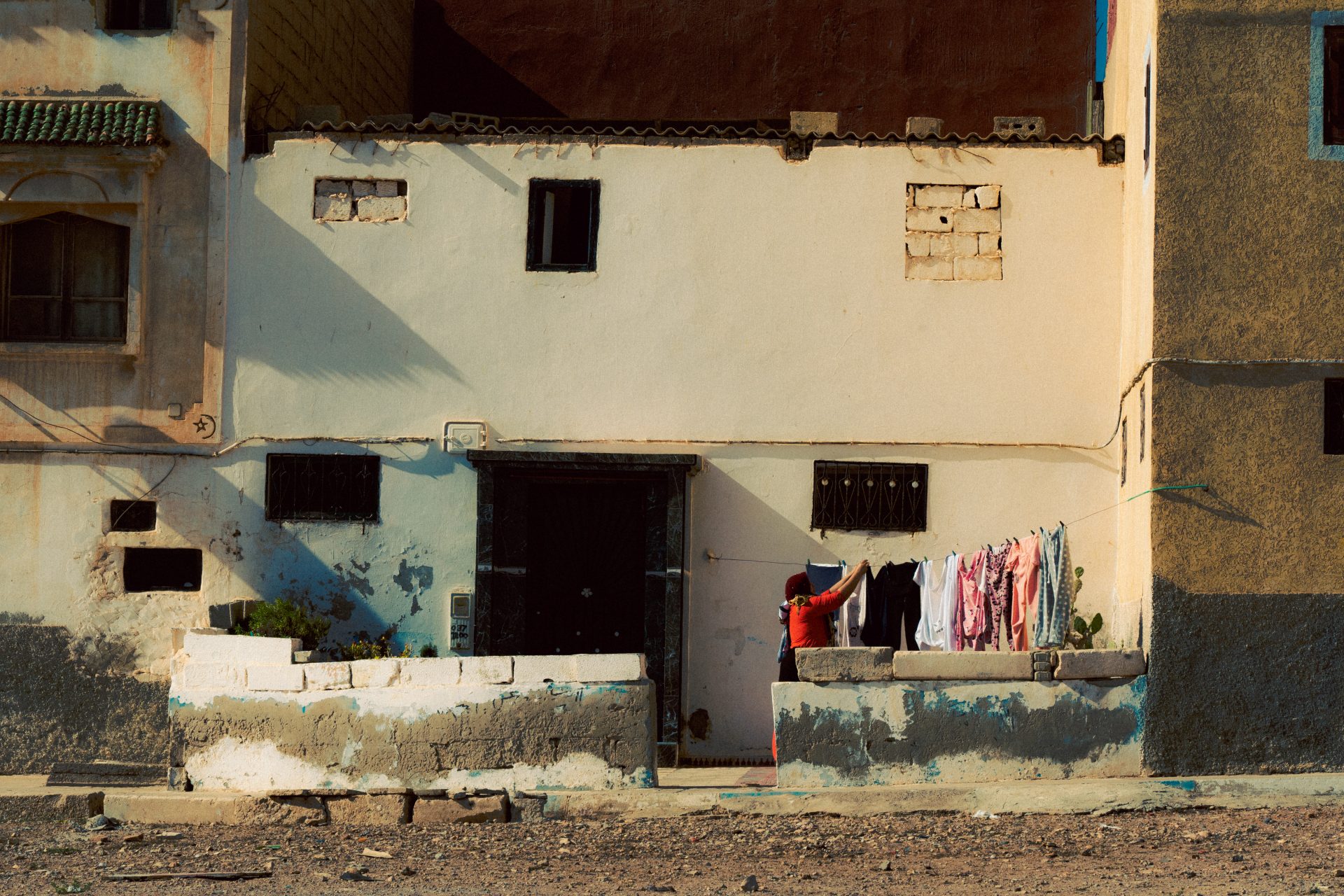 Une femme étend son linge dans les abords d'Agadir.